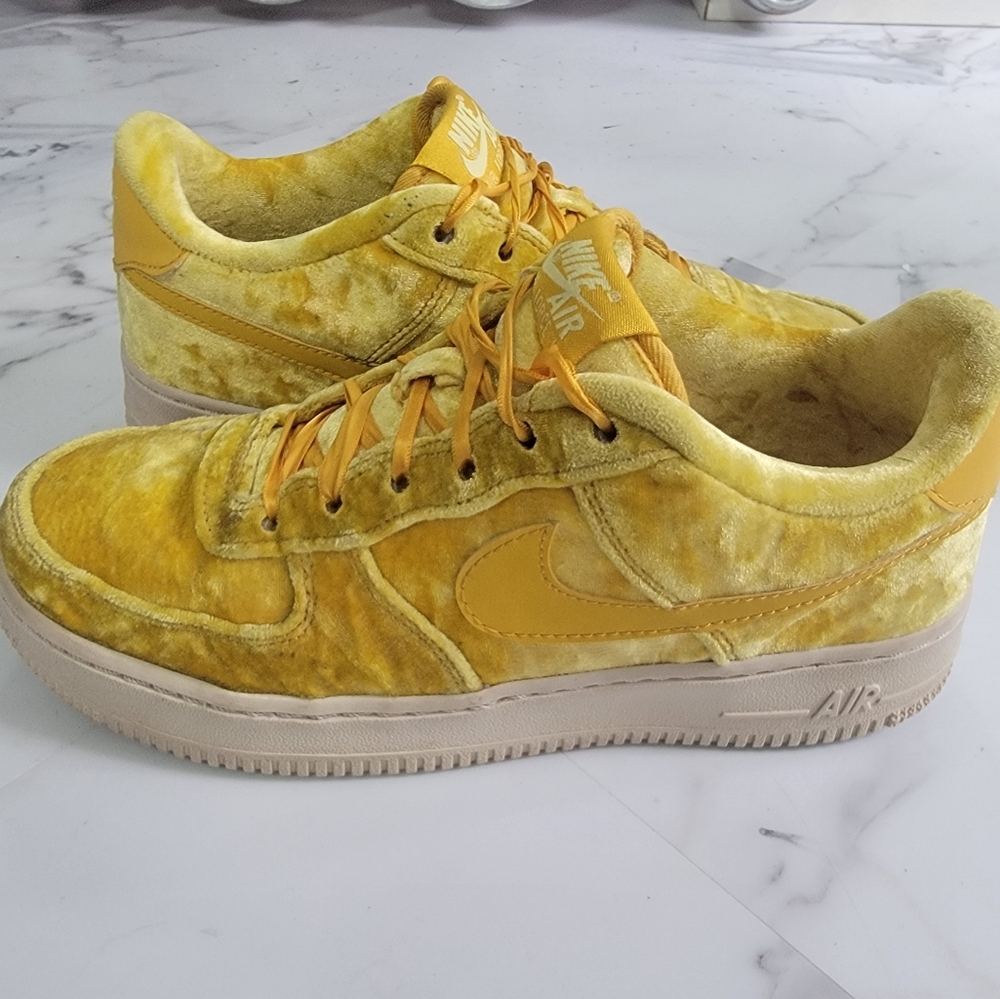NIKE AIR FORCE  "MINERAL GOLD VELVET" YOUTH SIZE 6 WOMEN SIZE 8